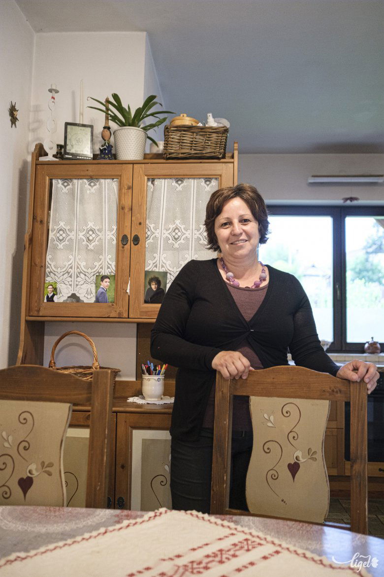 Zsuzsanna idén lesz ötvenéves, de azt mondja, olyan gazdag, élmény- és érzelemdús élete volt, hogy százötven évre is elegendő lenne •  Fotó: Veres Nándor