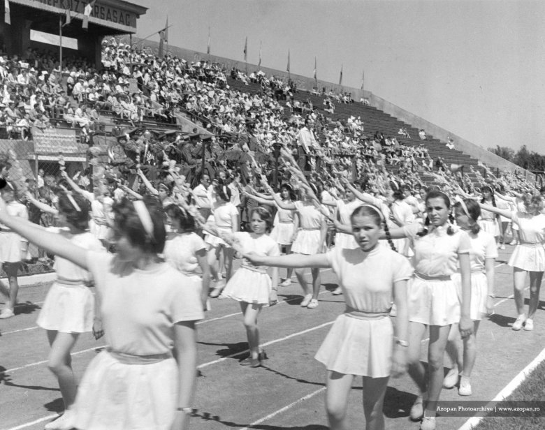 Május 1-jei felvonulás a marosvásárhelyi ligeti stadionban 1963-ban •  Fotó: Szakács V. Sándor/Azopan