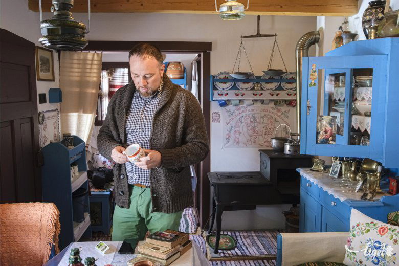 Talán ez a legrégebbi – mondja Zsolt, amint kivesz egy kis porceláncsészét a szekrényből –, megvan vagy százötven éves is •  Fotó: Veres Nándor