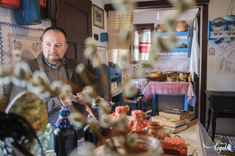 A kis ház majd’ minden darabjához van érzelmi kötődése •  Fotó: Veres Nándor