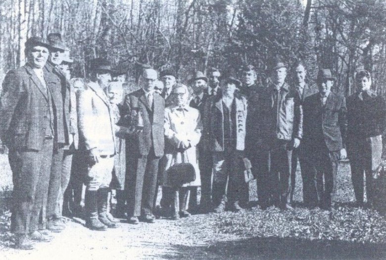 Örösi Pál Zoltán 1970-ben Hargita megyei méhészek között •  Fotó: Forrás: ismeretlen
