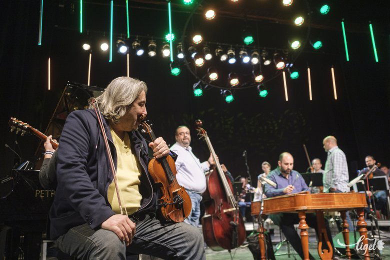 Színpadon a Roby Lakatos Ensemble és a Csíki Kamarazenekar •  Fotó: Veres Nándor