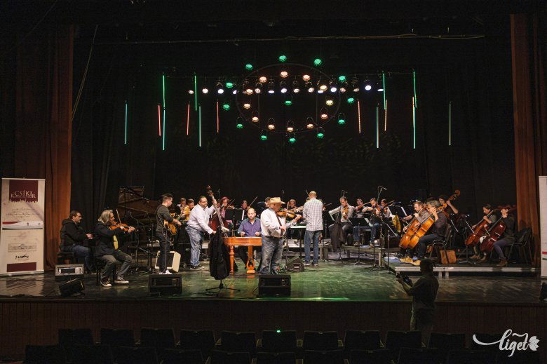 A Roby Lakatos Ensemble a Csíki Kamarazenekarral játszik egy színpadon Csíkszeredában •  Fotó: Veres Nándor