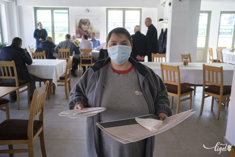 Az egyedi módon „védett” egységben mindenki komolyan veszi a dolgát •  Fotó: Veres Nándor
