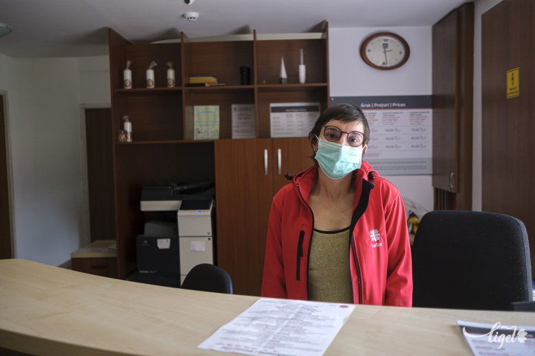 Kósa Zsuzsa, aki mindenkit mosolyogva fogad •  Fotó: Veres Nándor