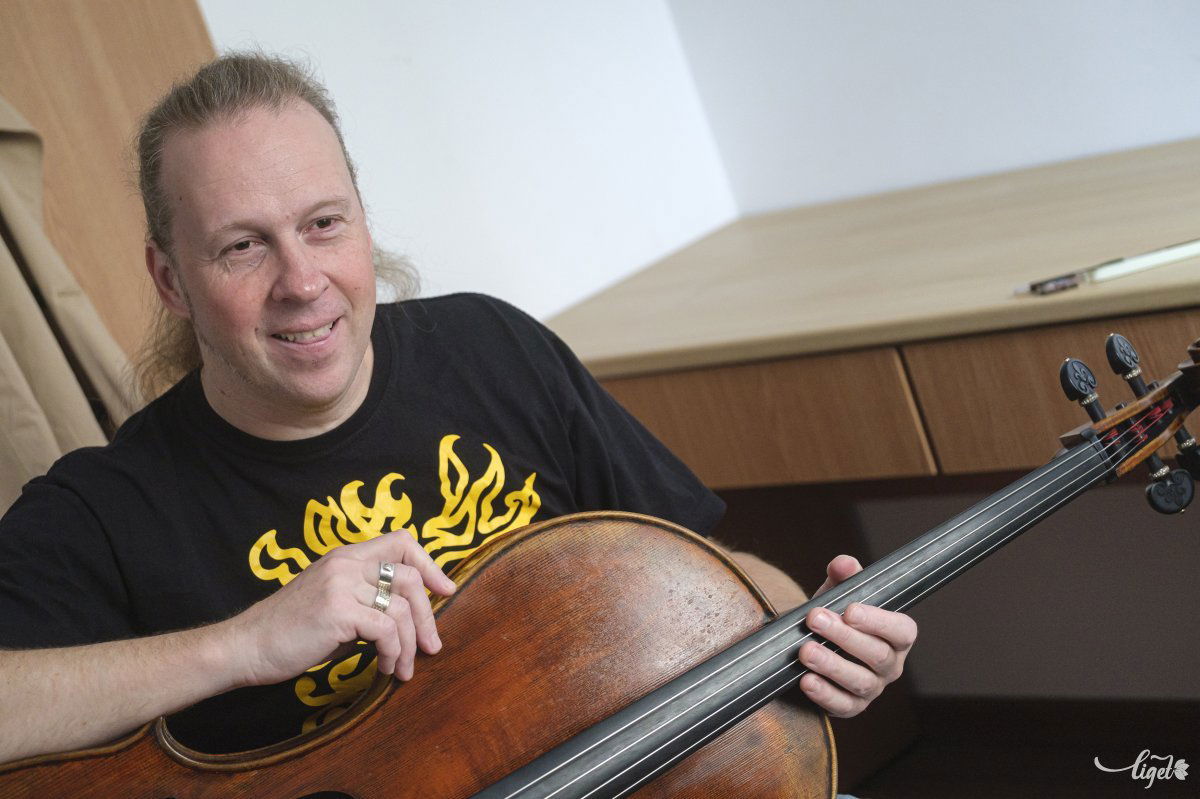A rocker csellós, Gyenisz Sapovalov. Imádja, amit csinál •  Fotó: Veres Nándor