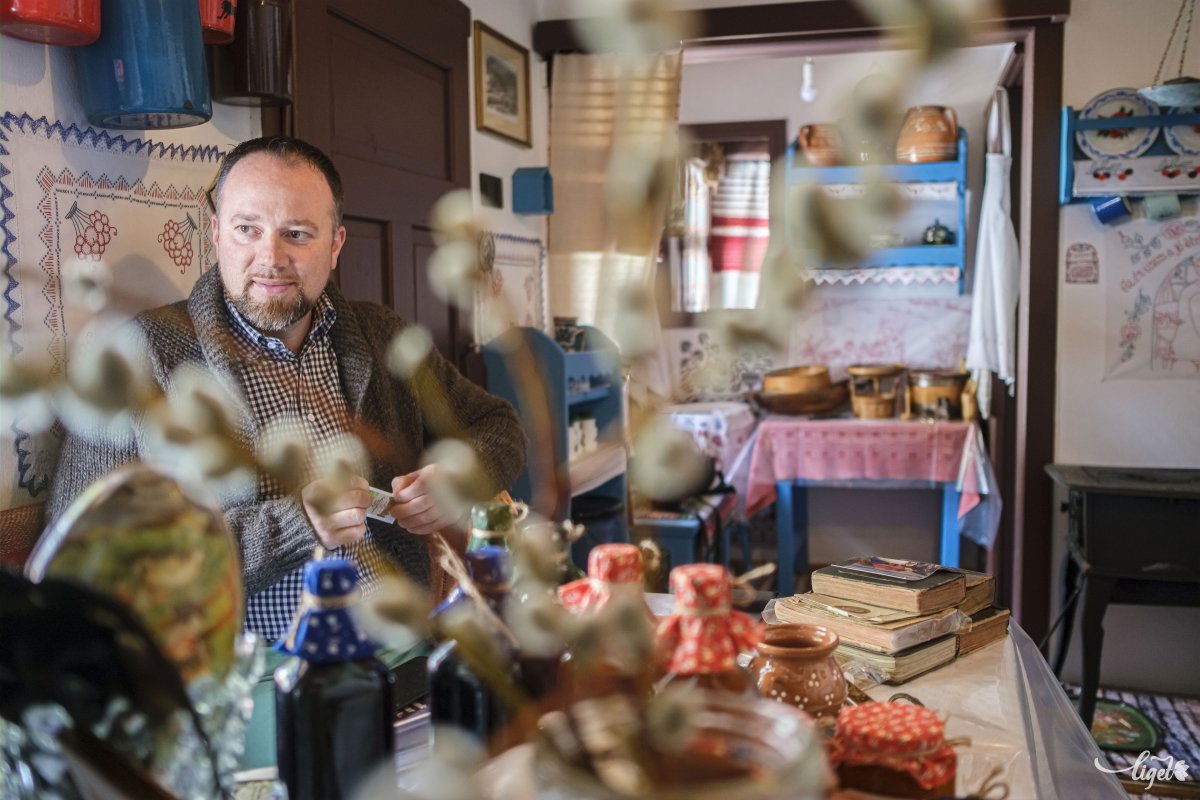 A kis ház majd’ minden darabjához van érzelmi kötődése •  Fotó: Veres Nándor