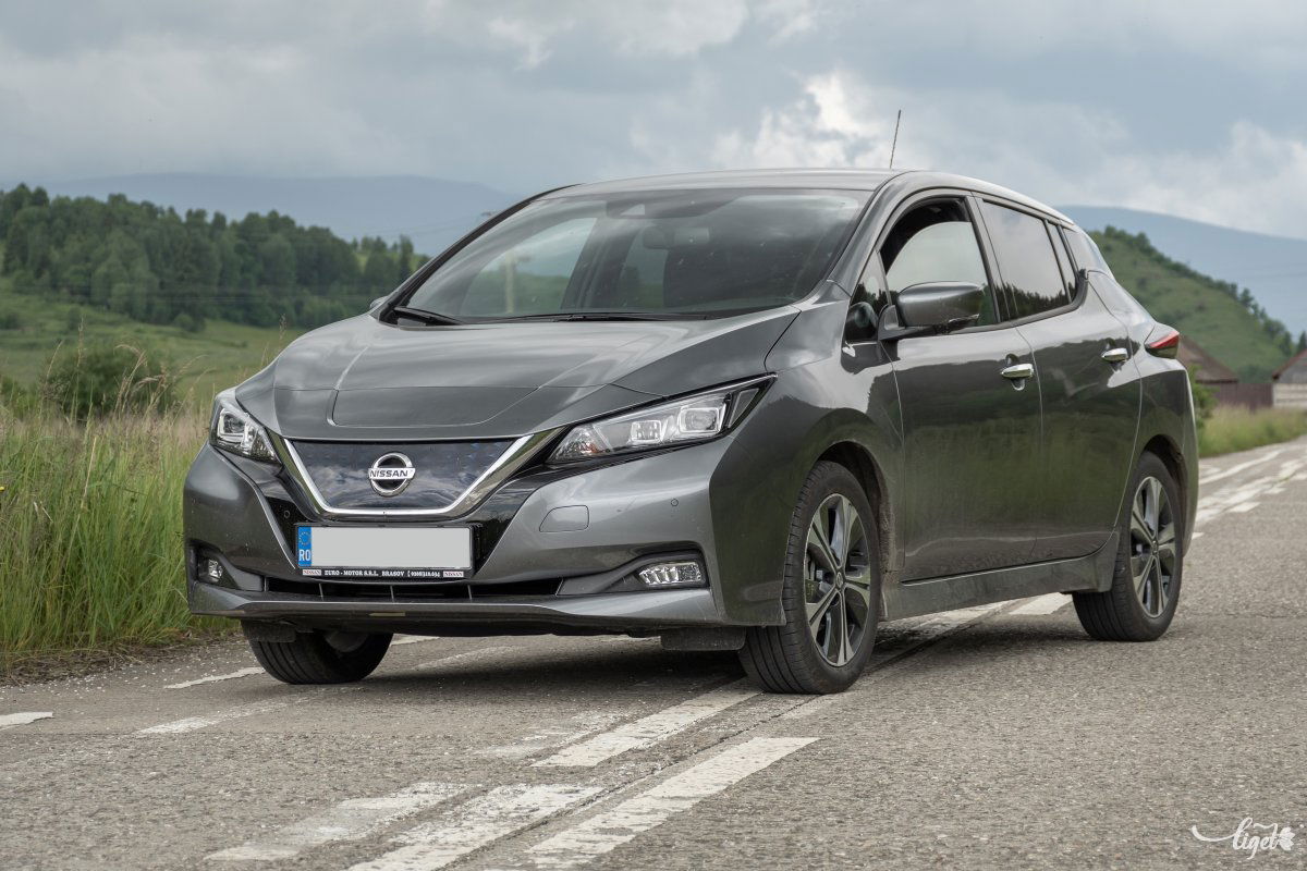 Kívülről tipikus Nissan, a forgalomban csak a némasága feltűnő •  Fotó: Pinti Attila