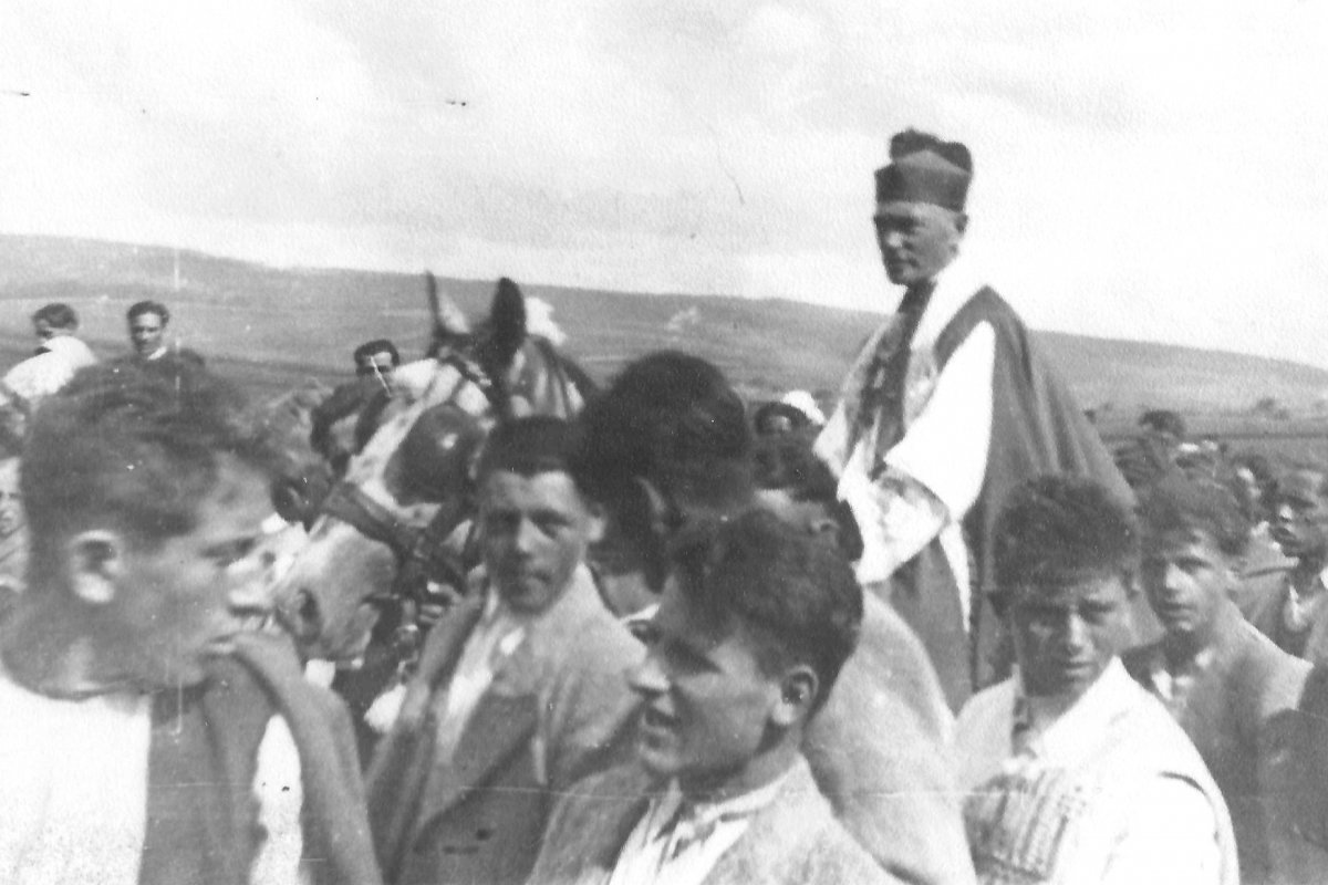 A híres fotó a bevonulásról, 1949-ben: a Csillag Pál lován ülő Márton Áron püspök. A fényképet egy amatőr fényképész, Boné Anna készítette •  Fotó: Nagy Zoltán archívuma