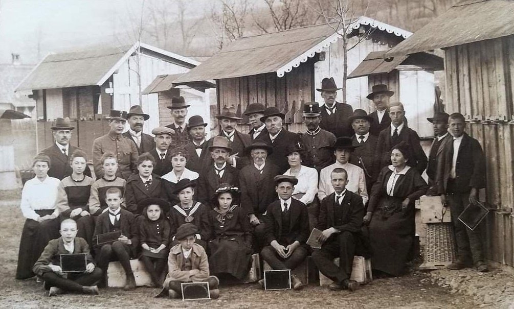 Csoportkép udvarhelyi (szombatfalvi) méhészekről 1918 május elsején •  Fotó: Forrás: Civilek az Örökségért Mozgalom