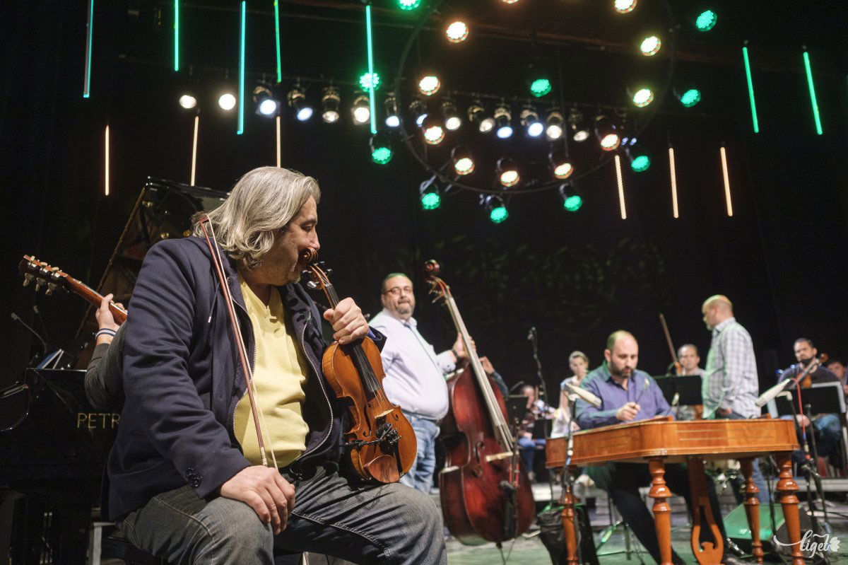 Színpadon a Roby Lakatos Ensemble és a Csíki Kamarazenekar •  Fotó: Veres Nándor