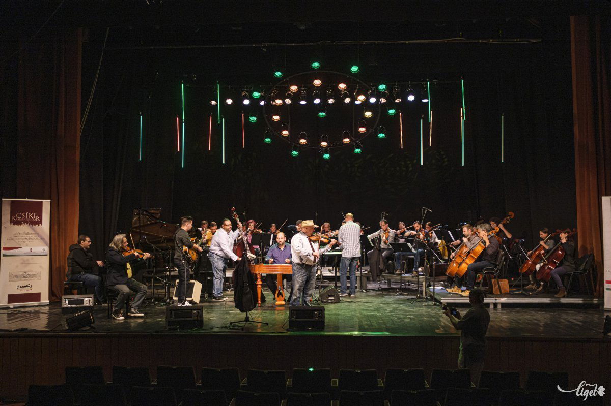 A Roby Lakatos Ensemble a Csíki Kamarazenekarral játszik egy színpadon Csíkszeredában •  Fotó: Veres Nándor