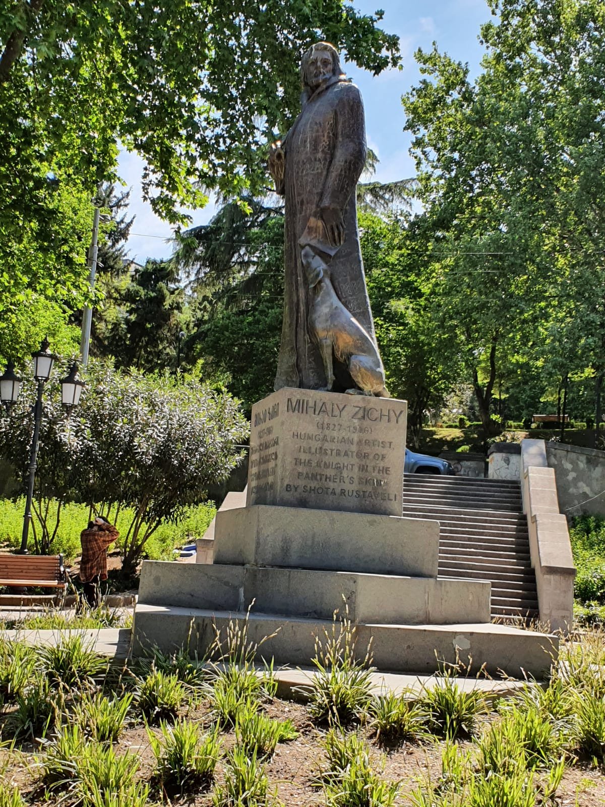 Zichy Mihály szobra Tbiliszi egyik parkjában. Ő illusztrálta többek között a híres grúz költő, Sota Rusztaveli Tigrisbőrös lovag című nemzeti eposzát •  Fotó: D. Balázs Ildikó