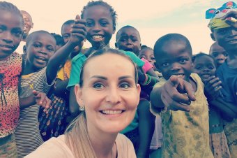 Nem csak fotóz, segít is Afrikában az erdélyi lány