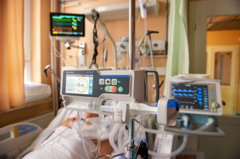 Meghalt a kórházban egy 14 éves diáklány, aki félrenyelt egy gumicukrot