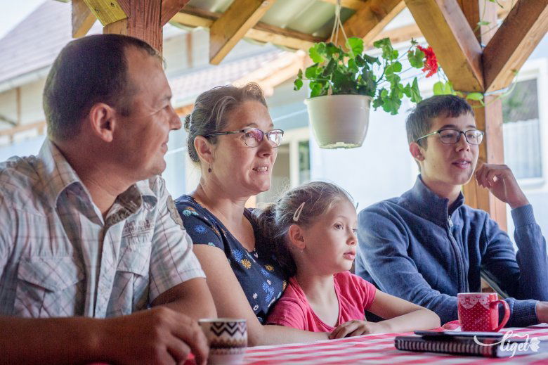 Csak jó emberekkel hozta össze eddig a sors őket – mondja Emőke és László •  Fotó: Pinti Attila