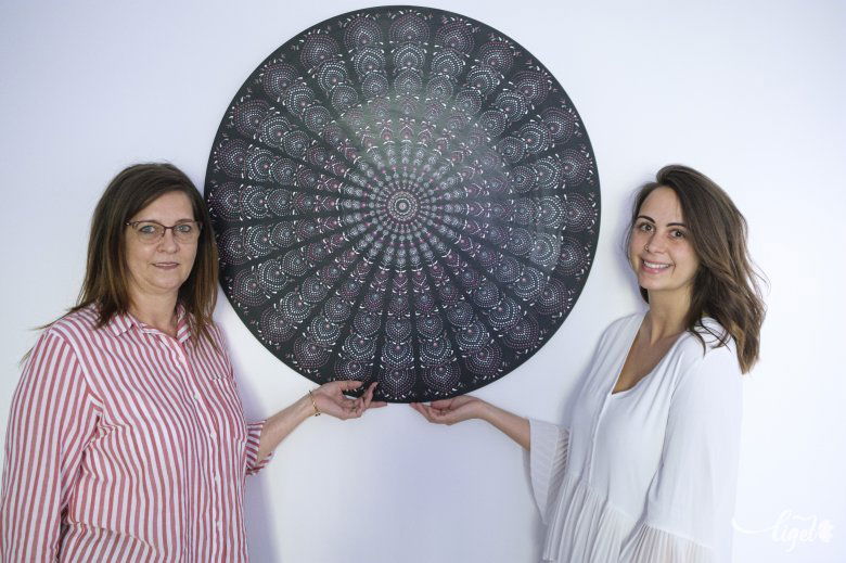 Balog Gabriella és lánya, Fésüs Andrea. A pontfestés szerelmesei •  Fotó: Veres Nándor