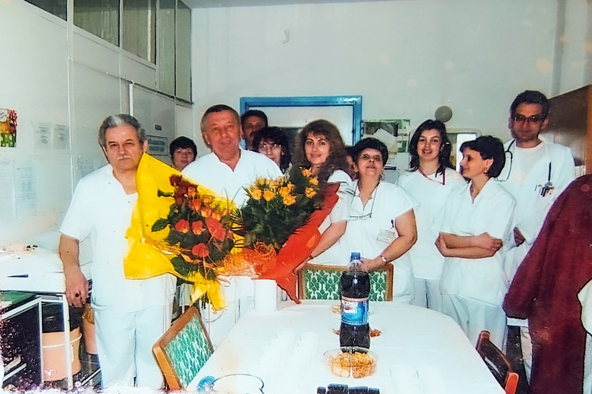 A belgyógyászati osztály munkaközössége valamikor a 90-es években. Balról a második dr. Piros György főorvos •  Fotó: Forrás: a Csíkszeredai Megyei Sürgősségi Kórház gyűjtése