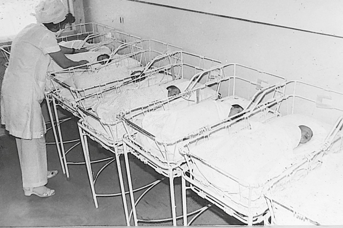 Az újszülöttgyógyászati osztály valamikor a 70-es, 80-as években •  Fotó: Székely Csaba
