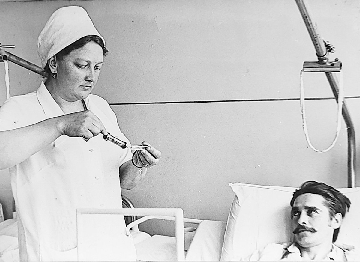 Veres Klára asszisztensnő munka közben (1981) •  Fotó: Székely Csaba