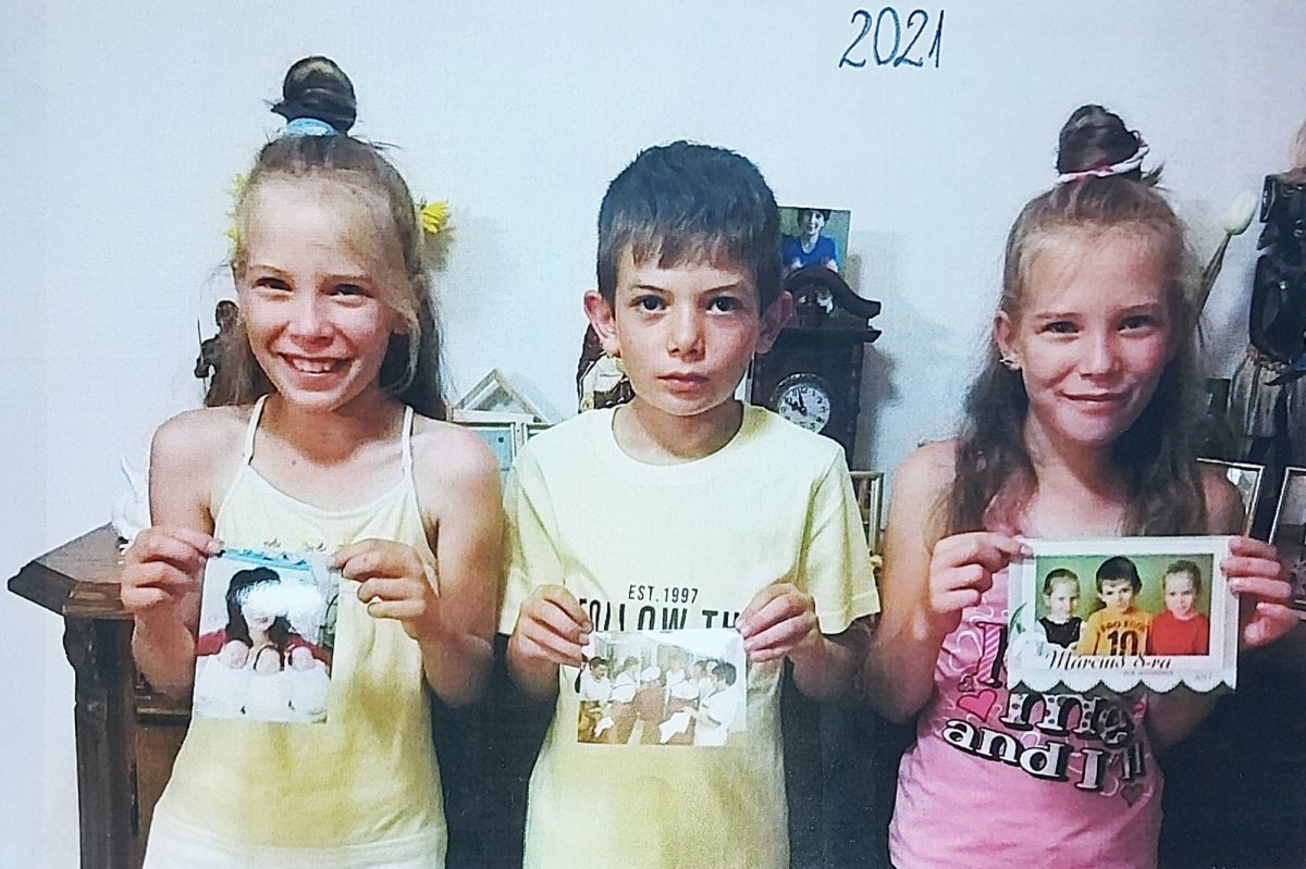 A hármas ikrek ma: Betti, Ádám és Kitti •  Fotó: Forrás: a Csíkszeredai Megyei Sürgősségi Kórház gyűjtése