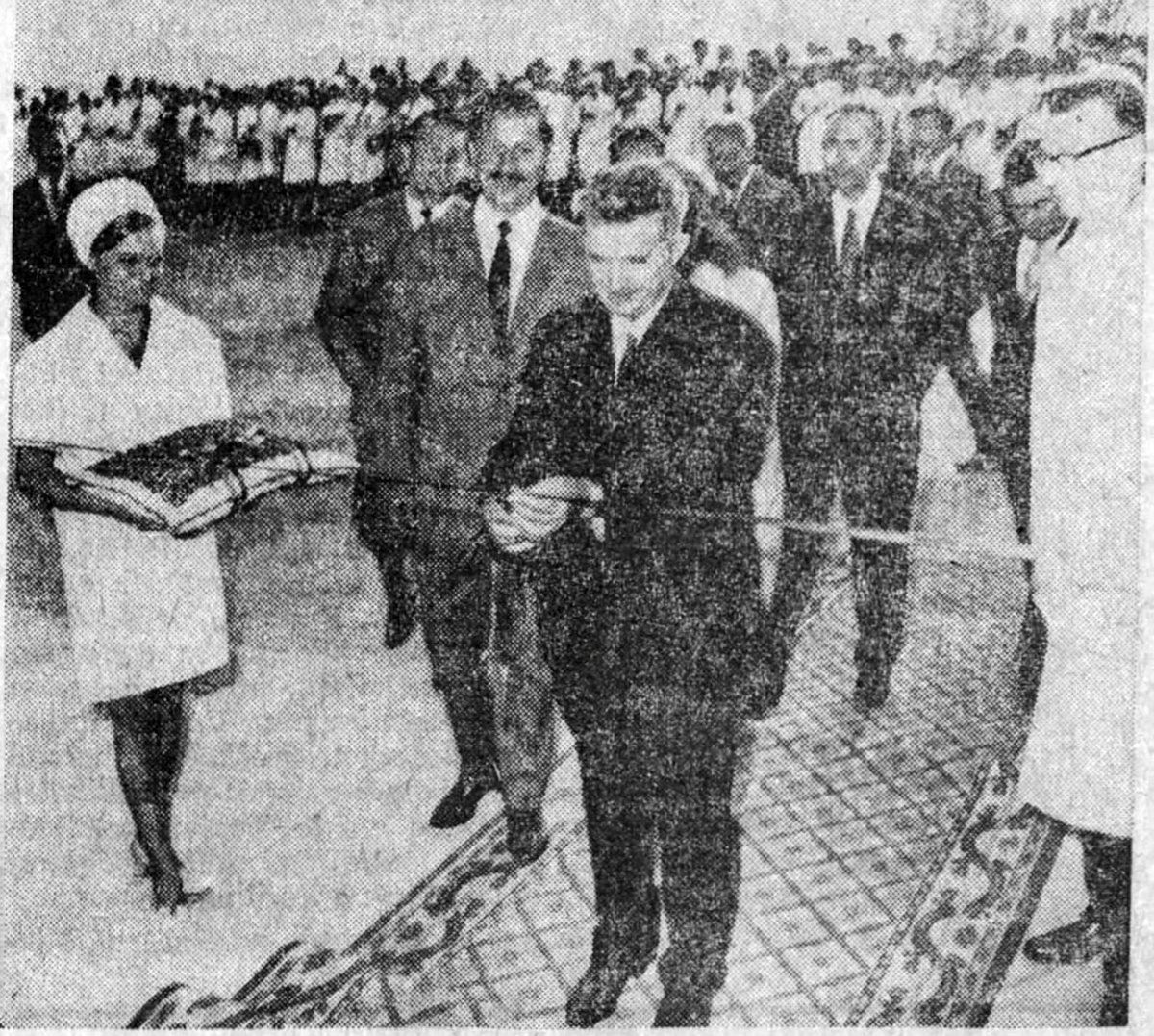 A szalagvágás pillanata. Hargita napilap, 1971. augusztus 16. •  Fotó: Forrás: a Csíkszeredai Megyei Sürgősségi Kórház gyűjtése