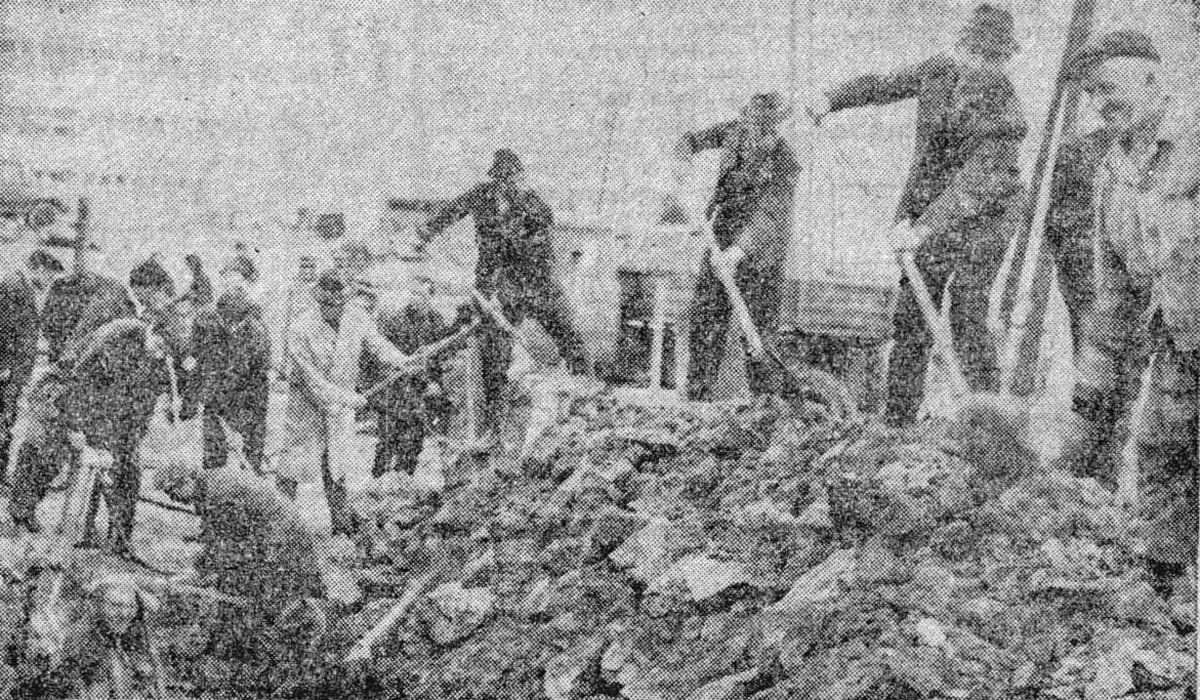 Önkéntesek az építőtelepen, Hargita, 1971. április 9. •  Fotó: Forrás: a Csíkszeredai Megyei Sürgősségi Kórház gyűjtése