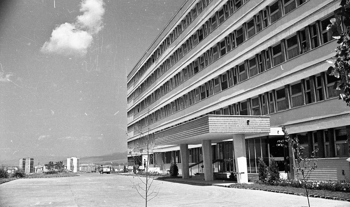 Az elkészült új kórházépület 1971-ben  (fotó Seiwarth László hagyatékából) •  Fotó: Forrás: a Csíkszeredai Megyei Sürgősségi Kórház gyűjtése