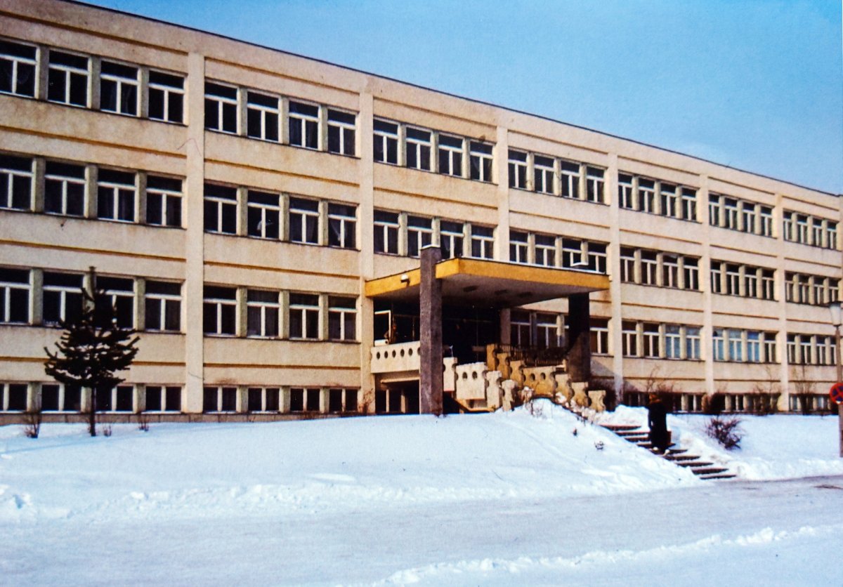 A rendelőintézet 1987-ben (diapozitívról másolt fotó) •  Fotó: Kraft Zsolt