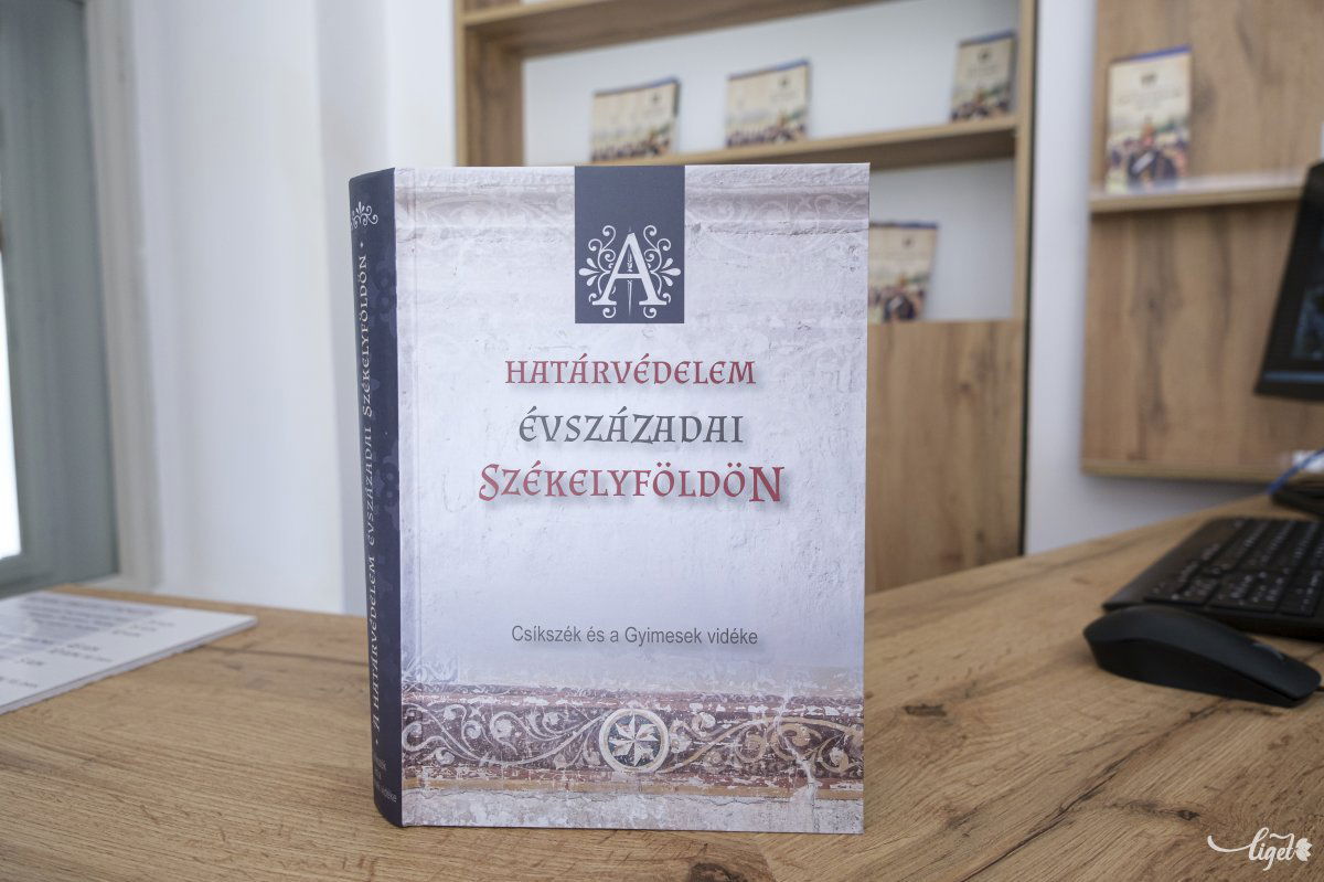A kiállítást megelőző tanulmánykötet •  Fotó: Veres Nándor