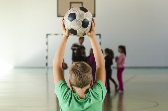 Legalább heti öt testnevelésórára lenne szükség – Matei Linda kolozsvári tornatanár a gyerekek mozgásszegény életmódjáról