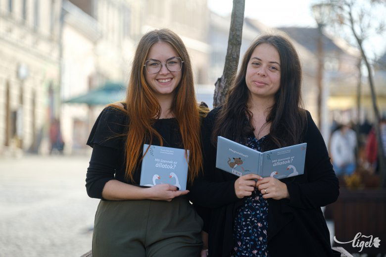 Forró-Erős Dóra és Antal Rozalinda. Egy egyetemi hallgató és egy ipari formatervező közös munkája •  Fotó: Veres Nándor