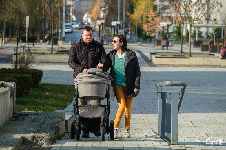 Sétál a Kósa család: Zsuzsi, Zsombi és a héthetes Rózi •  Fotó: Veres Nándor