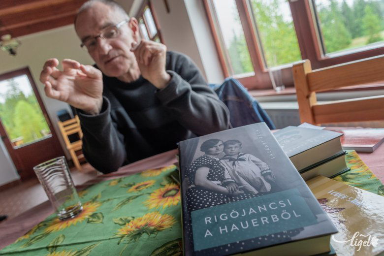 A borítón Lazányi Julianna és Lazányi Béla látható, a szerző nagymamája és édesapja •  Fotó: Pinti Attila