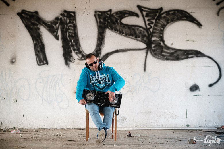 Pezseg a vére, ha zenét hall •  Fotó: Veres Nándor