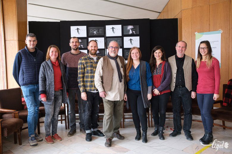 Mindannyian izgatottan várják a szombat délutáni premiert. Balról jobbra: Márton Hunor, aki a fénytechnikáért felelt, Gergely-Schmidt Krisztina és Gergely Szilárd, a Sharp Production munkatársai, Ruszuly Ervin táncművész és a Role zenekar •  Fotó: Veres Nándor