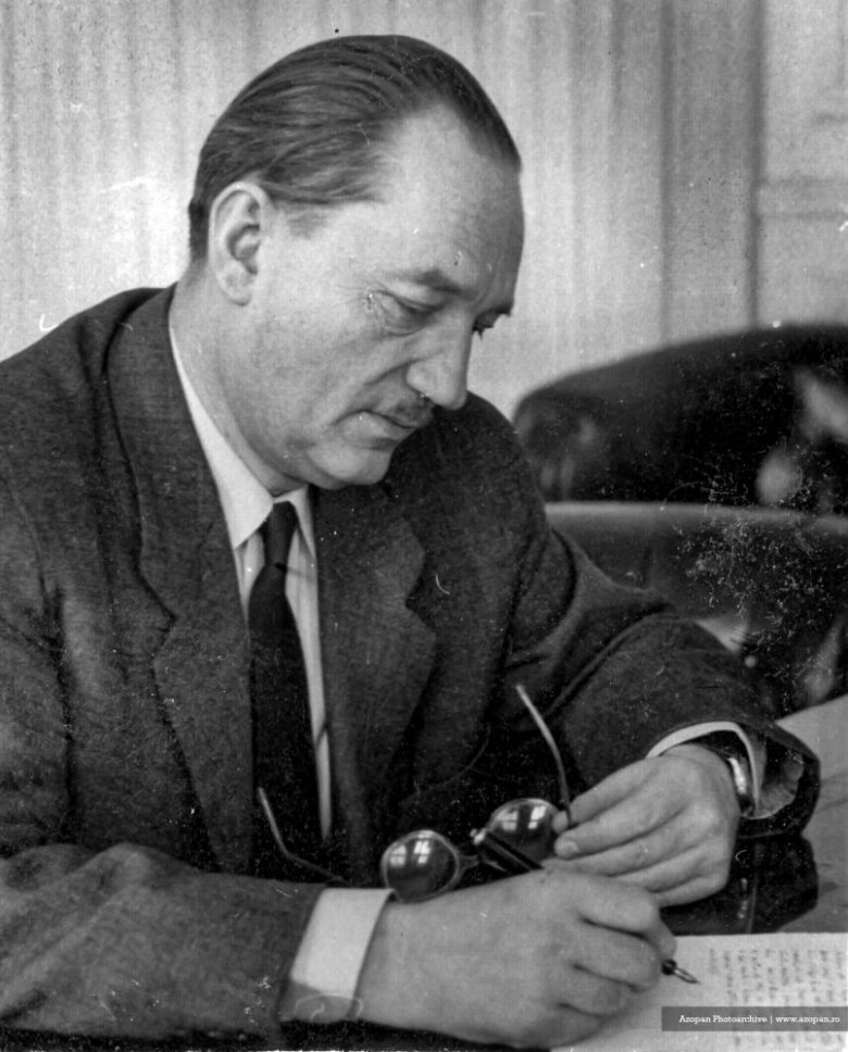 Szemlér Ferenc dedikál Bukarestben (1958) •  Fotó: Fotó: Dőri Endre  Kép forrása: Azopan.ro / Sütő András örökösei 