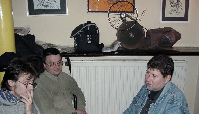 Művészemberek beszélgetnek a Tilosban 2001-ben •  Fotó: Ádám Gyula