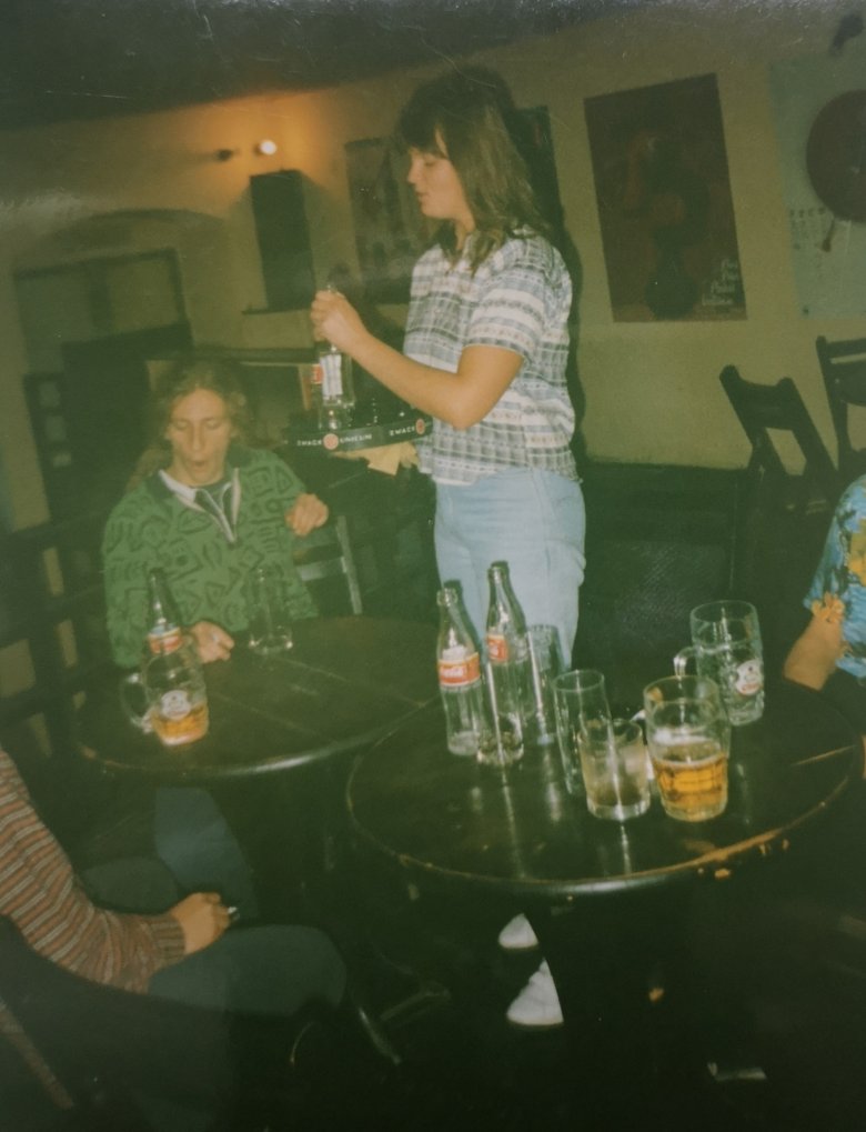 Kiszolgálás fent, a „kakasülőn” •  Fotó: Forrás: Szőke Erzsébet