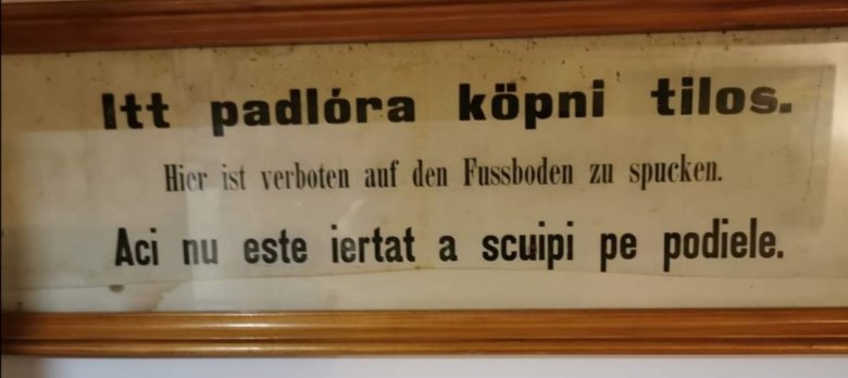 Az ikonikus tábla. A kávéház bezárása után György Attila nappalijában kapott helyet •  Fotó: György Attila