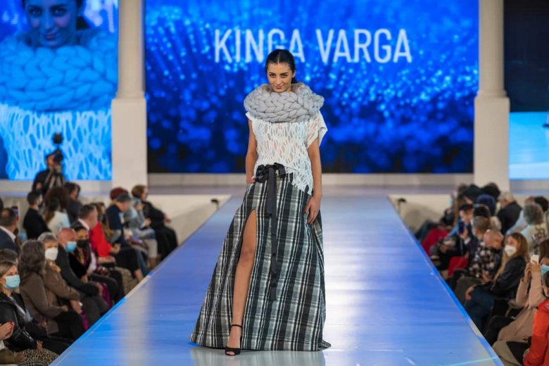 Terjedelmes kiegészítők. Varga Kinga kollekciójában is visszaköszönnek az őszi trendek •  Fotó: Facebook/Kinga Varga Brand