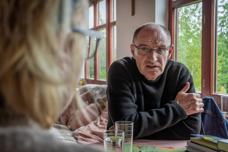 Lazányi Béla első regénye. Emlékállítás a kisembernek