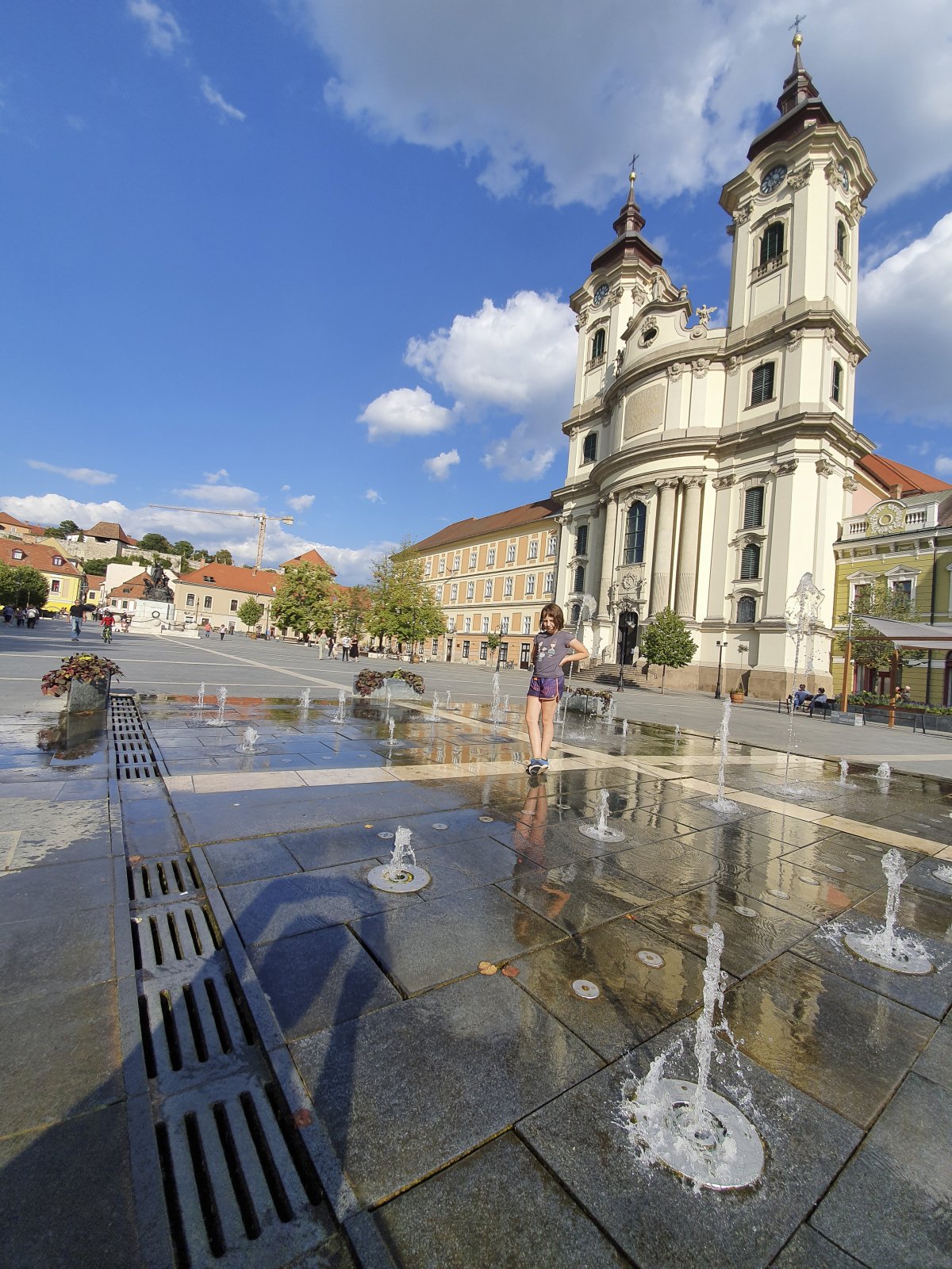 Verőfényes nap Egerben a Dobó István téren, a Páduai Szent-Antal templommal •  Fotó: D. Balázs Ildikó