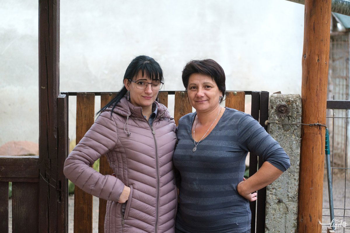 Szoros kötelék: anya és lánya •  Fotó: Veres Nándor