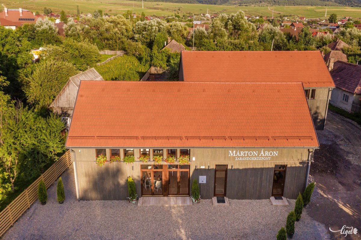Madártávlatból a két csűr alakú épület •  Fotó: Pinti Attila
