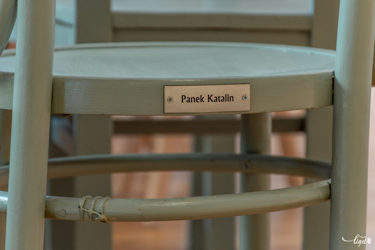 Panek Katalin a Gyimesekből küldött széket a központnak •  Fotó: Pinti Attila