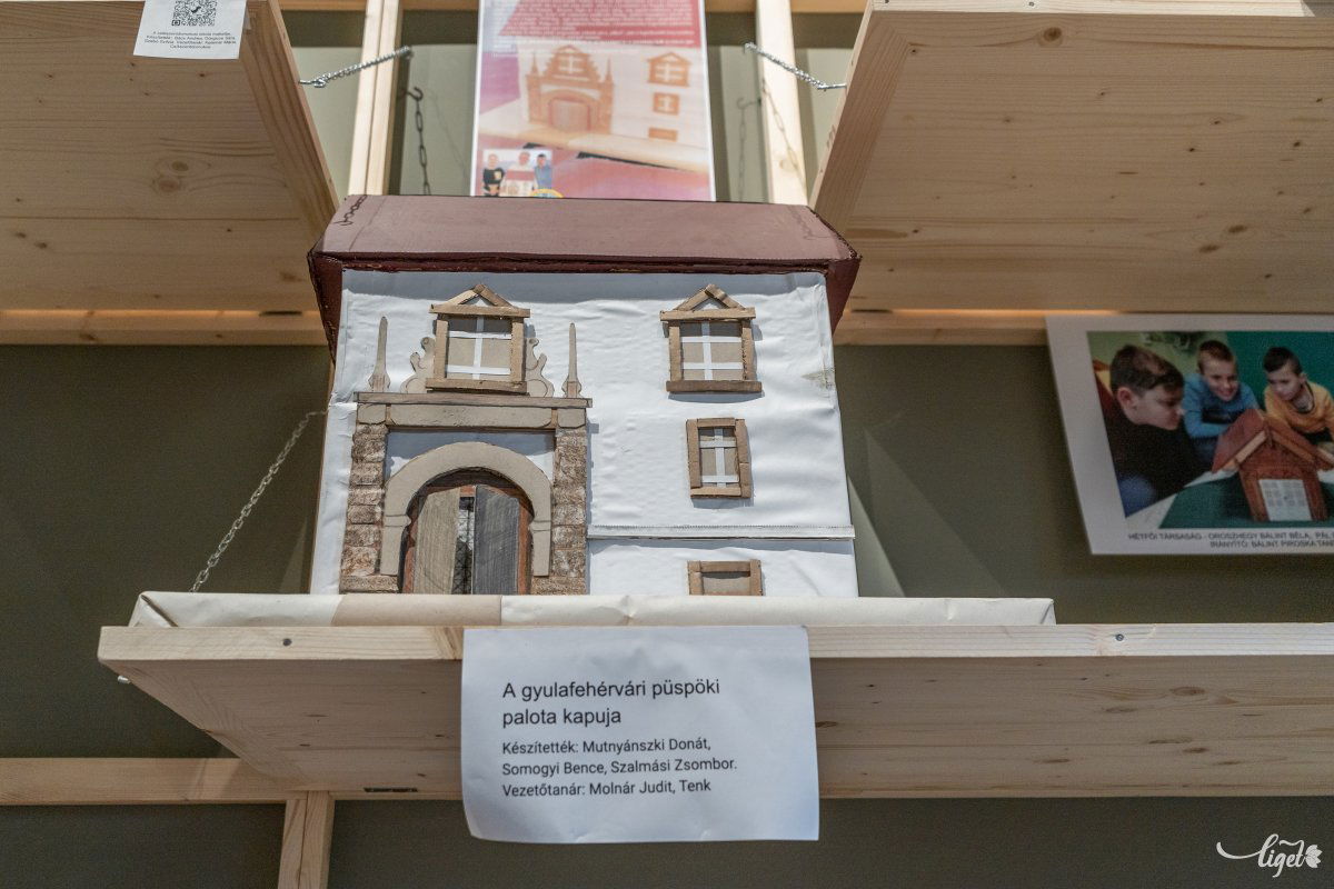 Makett a gyulafehérvári püspöki palota kapujáról •  Fotó: Pinti Attila