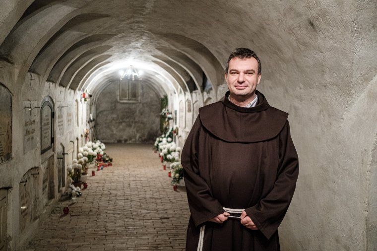 Kripta a kegytemplom alatt. Ki kerülhet be a ferencesek temetkezési helyére?