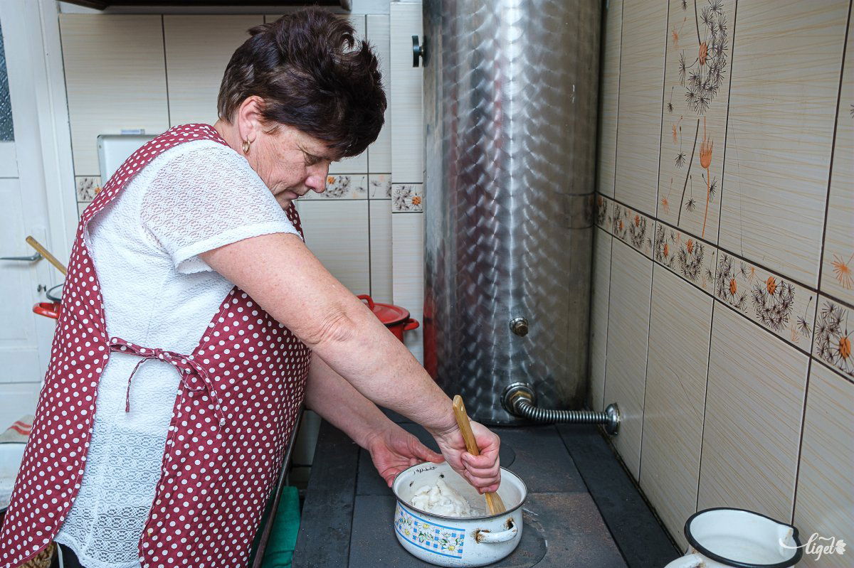 A már korábban megfőzött cukormasszából kis adagokat melegít fel Váncsa Rozália •  Fotó: Veres Nándor