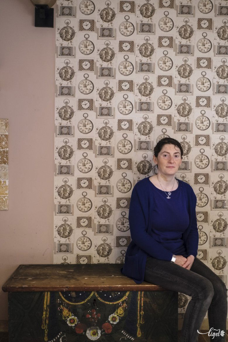 Biró Hanna és a több mint százéves hozományos láda •  Fotó: Veres Nándor